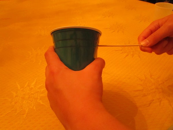 将竹签插入大杯