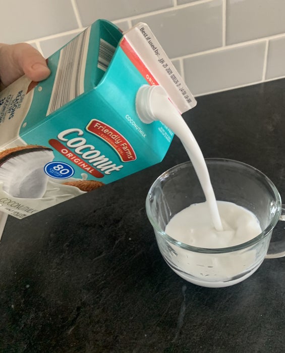 准备玻璃杯并倒入牛奶