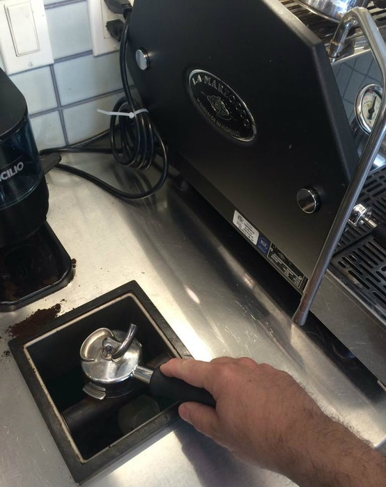 敲出咖啡渣到咖啡渣桶