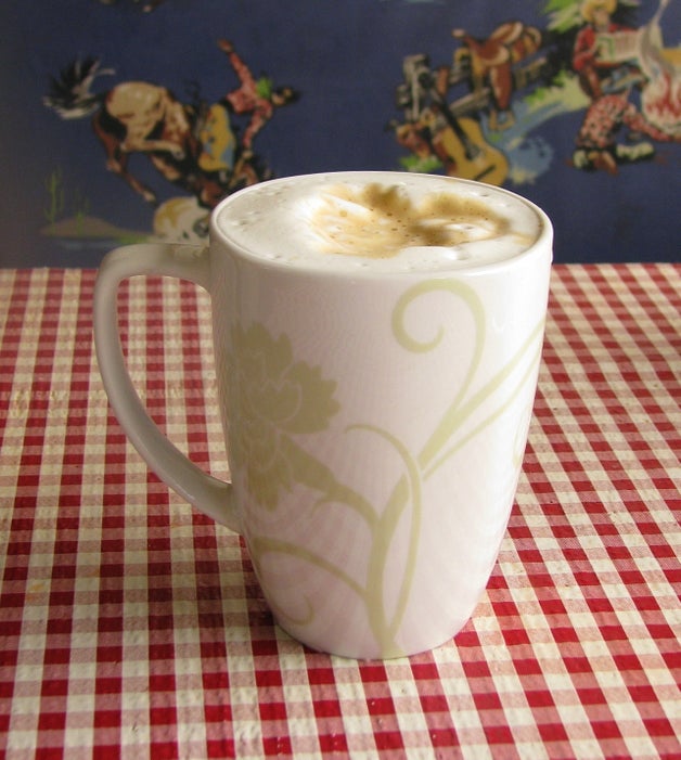 离网拿铁：无需电力或浓缩咖啡机的绵密完美