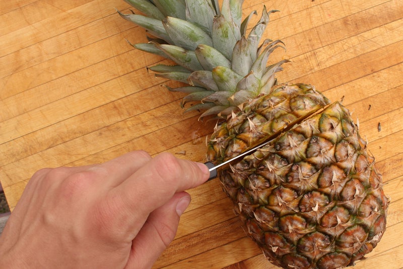 制作菠萝杯并处理水果