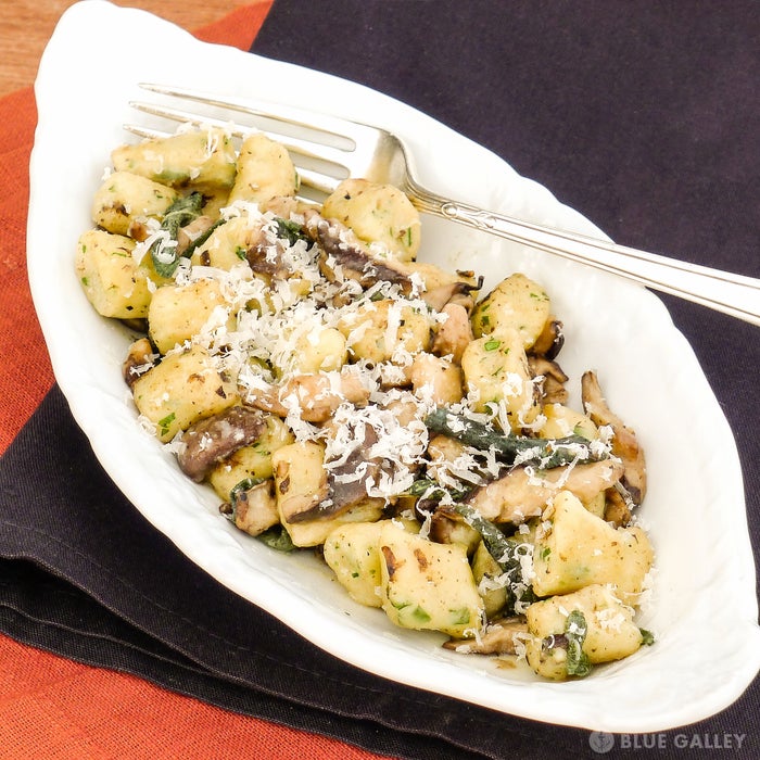 自制蓬松乳清干酪面团配褐黄油鼠尾草酱