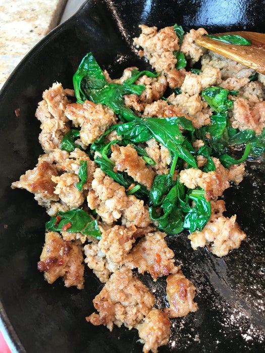 制作馅料:炒腊肠
