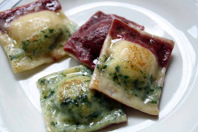 无麸质三色意式饺子配烤南瓜、鹰嘴豆、烤大蒜和焦糖洋葱