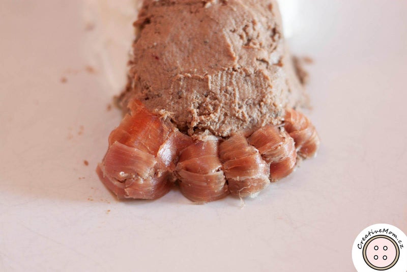 用火腿包裹脚部