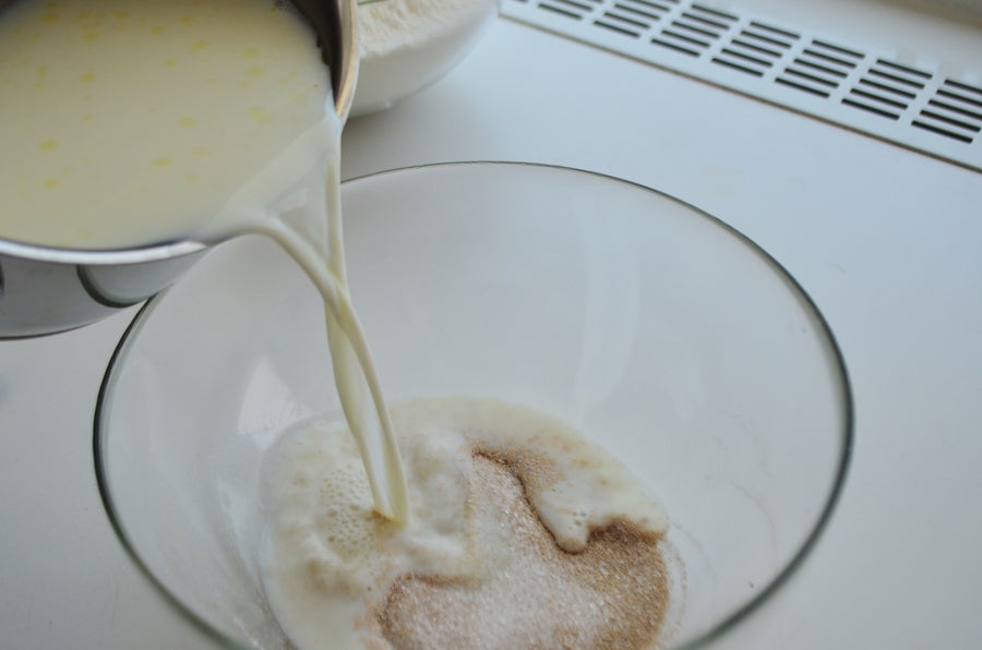 步骤1：制作面团和馅料