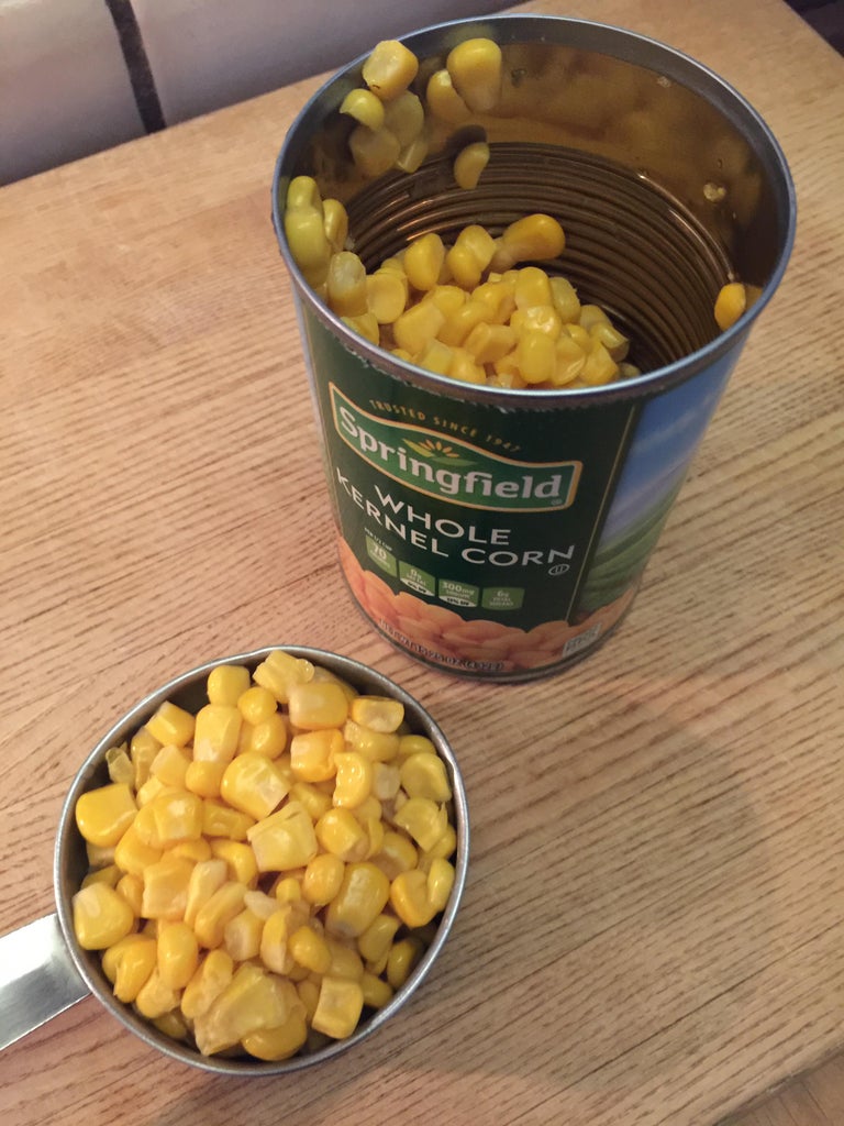 准备玉米面包添加料