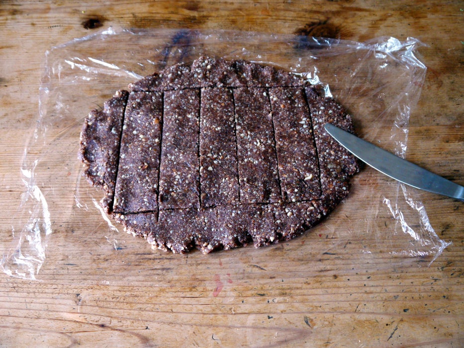 用擀面杖将面团压平