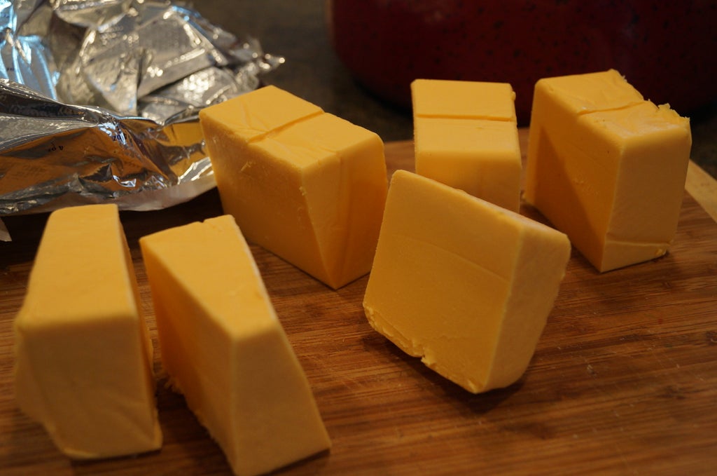 切分Velveeta芝士