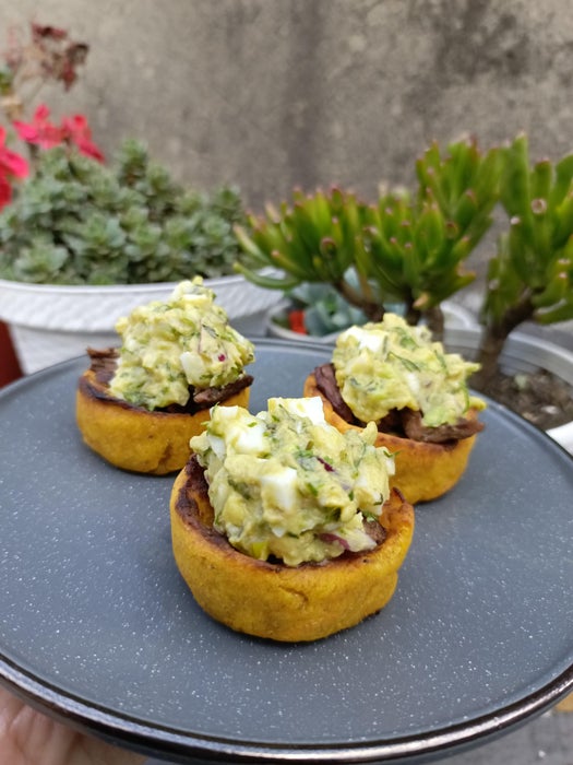 熟透芭蕉篮配肉馅和鳄梨酱