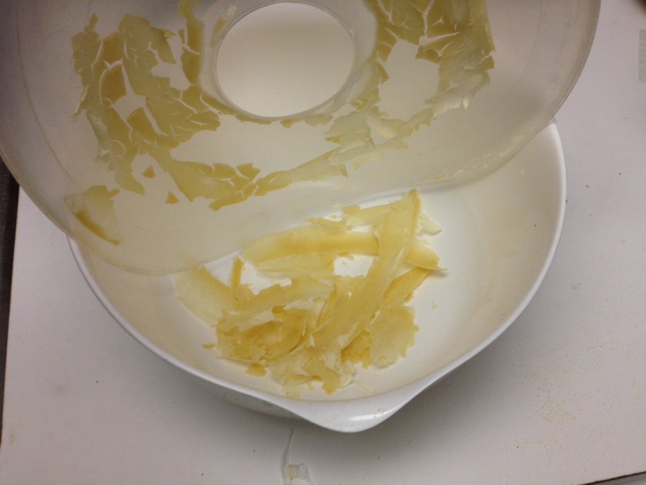 从托盘取下脱水酸奶