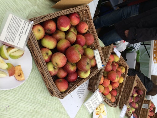 烤苹果配布里奶酪与蜂蜜