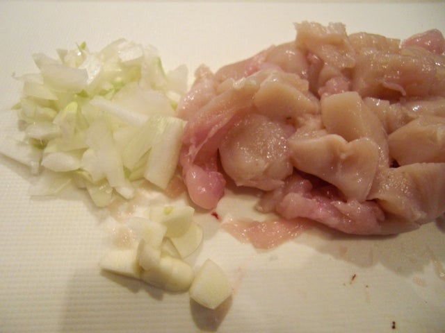 制作鸡块混合料并塑形