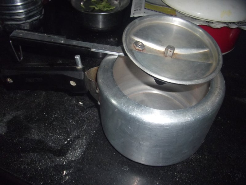 将芒果放入高压锅