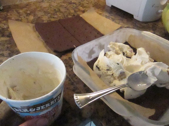 组装冰淇淋三明治