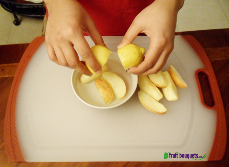 Soak Apples in Lemon Juice