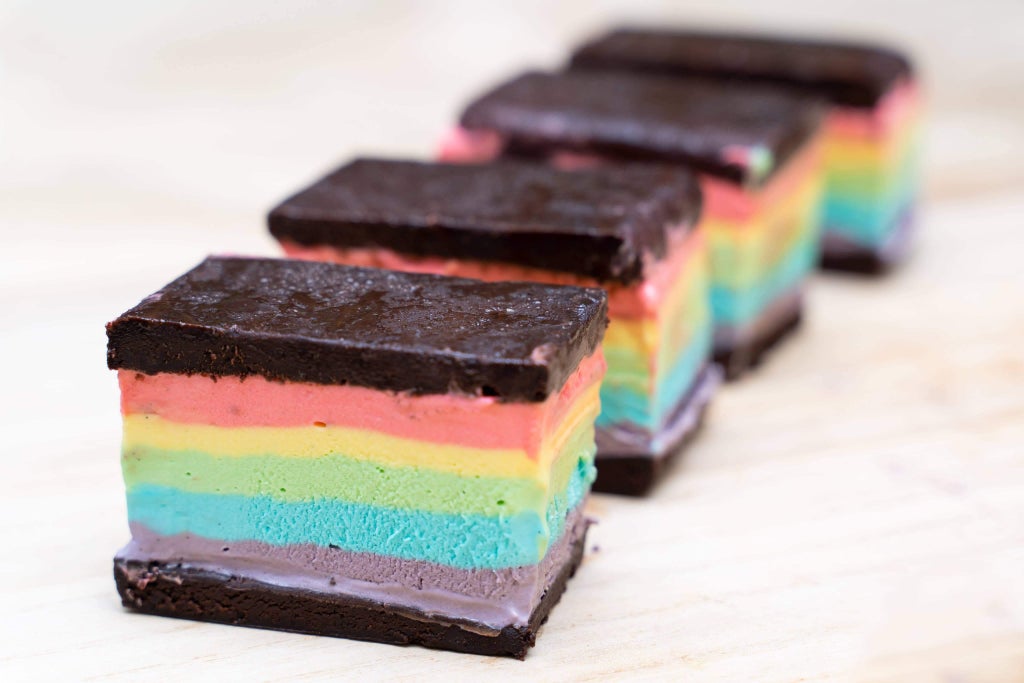 彩虹布朗尼冰淇淋三明治