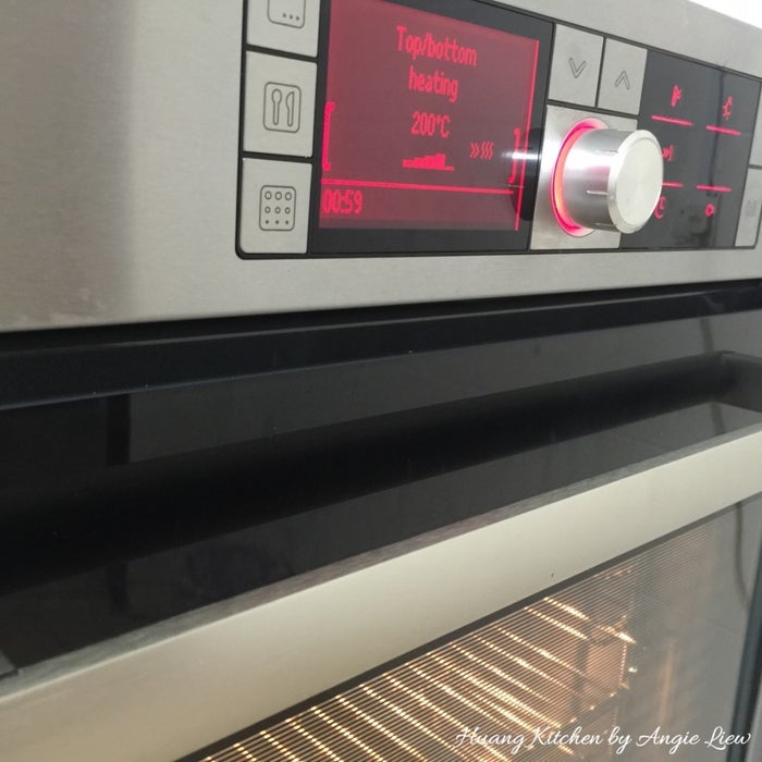 第一步：预热烤箱至200℃并放置中层烤架