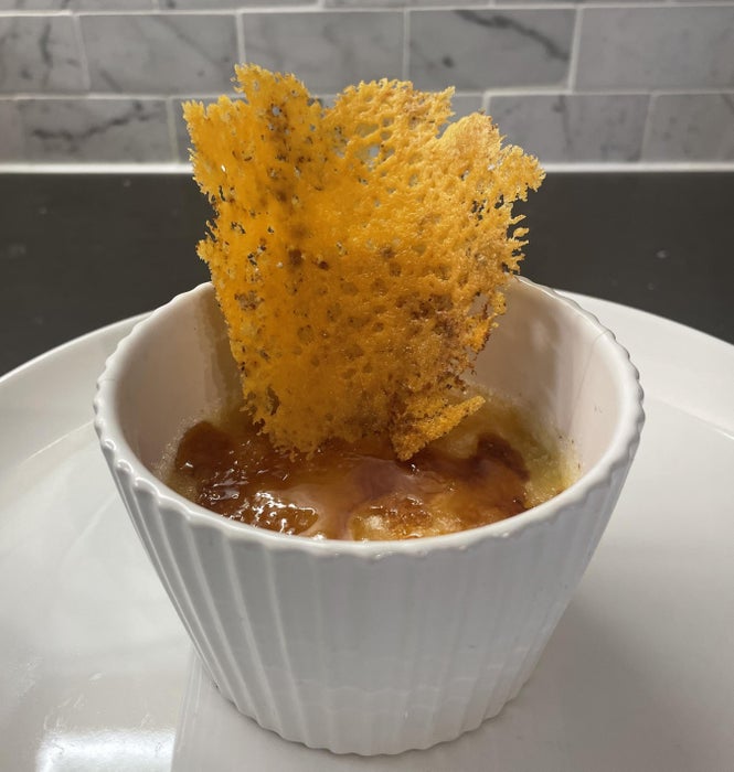 慕恩斯特奶酪焦糖布丁配香辣切达奶酪薄脆