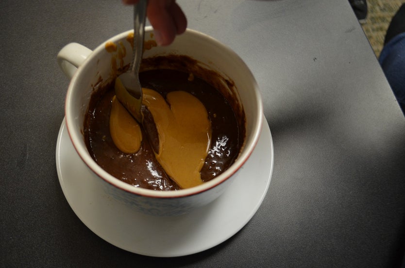 混合花生酱与面糊