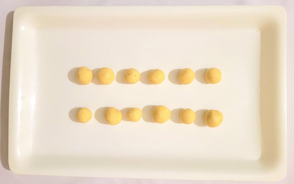 揉制酥皮面团球