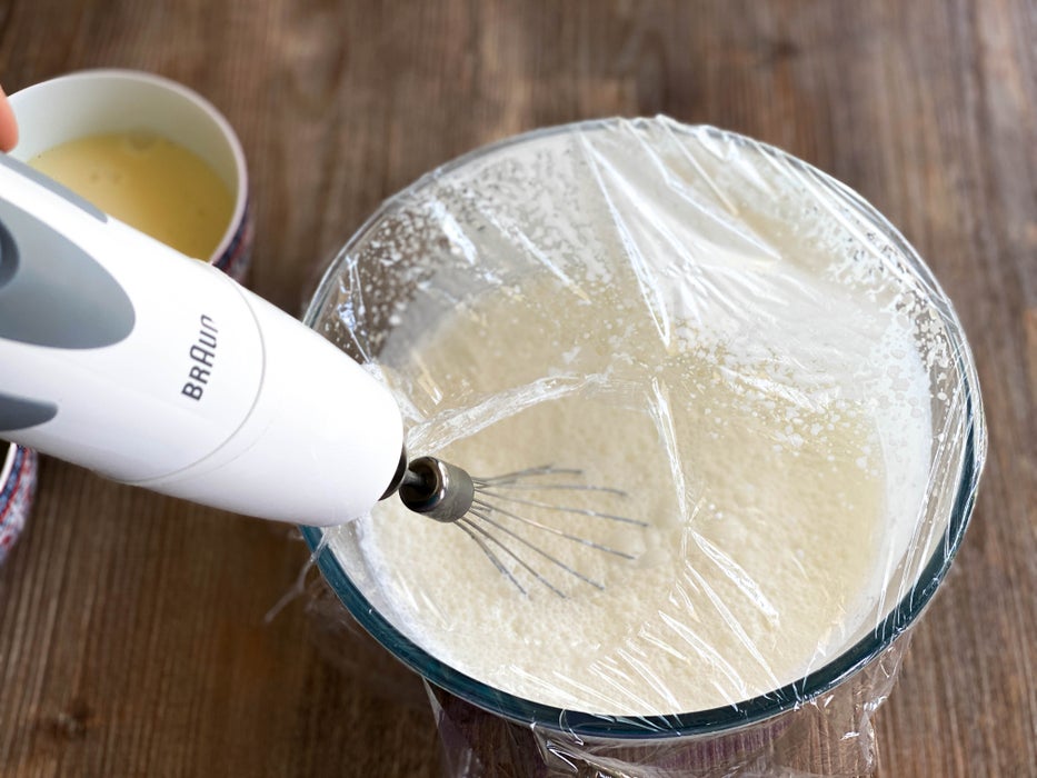 用打蛋器搅打奶油3-5分钟