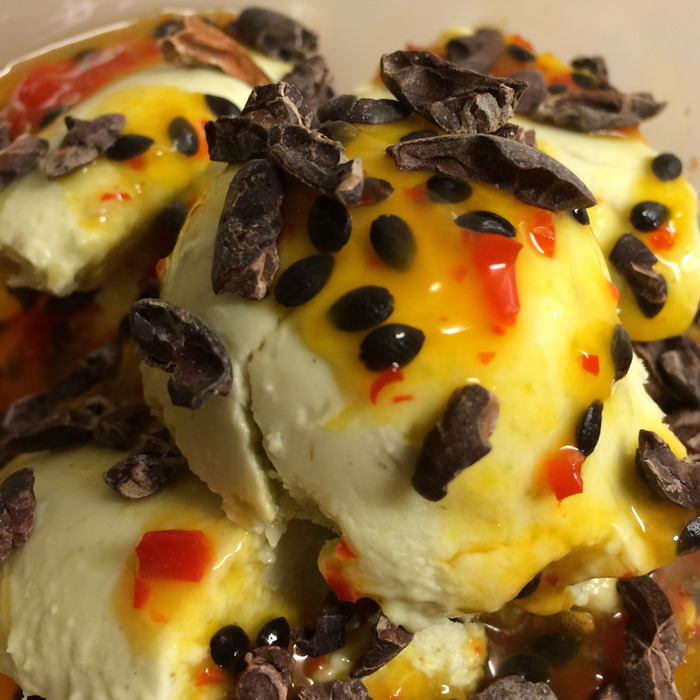 牛油果姜汁冰淇淋配辣椒百香果涟漪