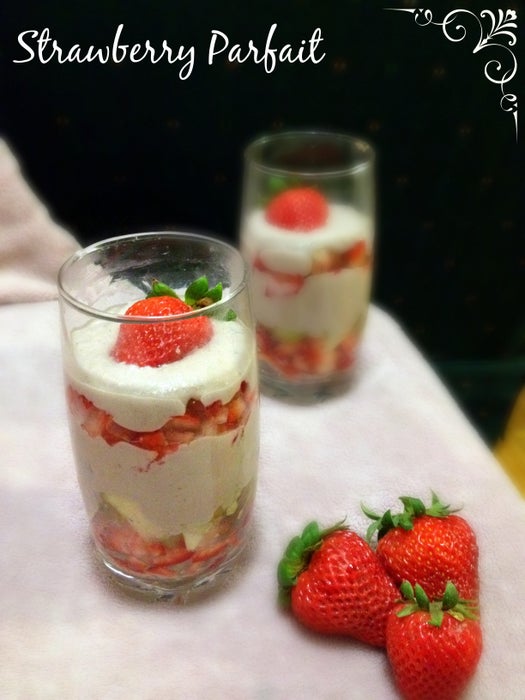 草莓芭菲制作完成 :)