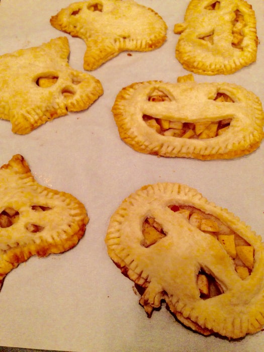 烘烤派并制作鲜奶油