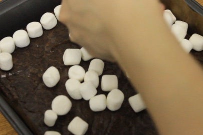 制作焦糖化棉花糖顶!