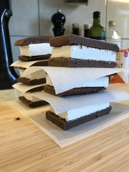 简单美味巧克力脆饼冰淇淋三明治