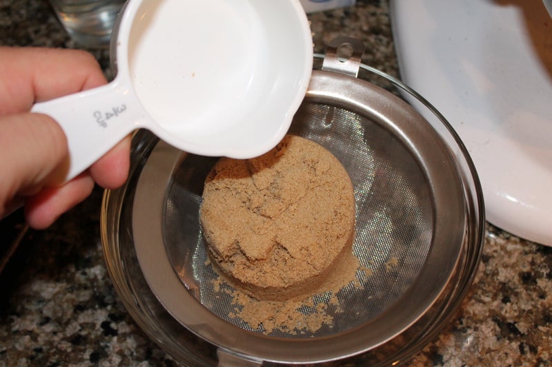 红糖、鸡蛋、花生酱、香草精、巧克力杯