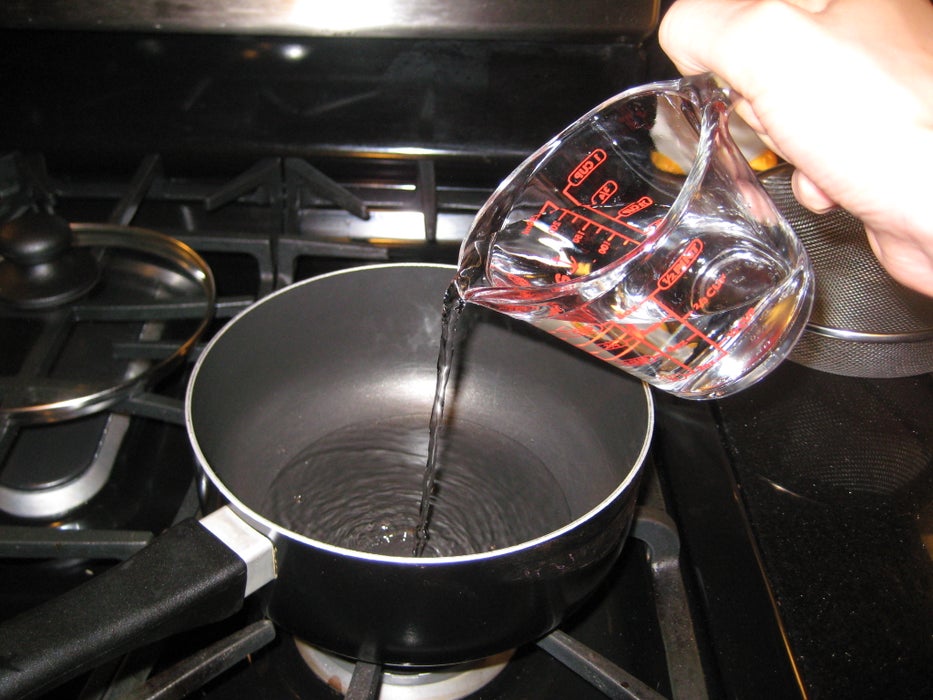 用中火加热1杯水