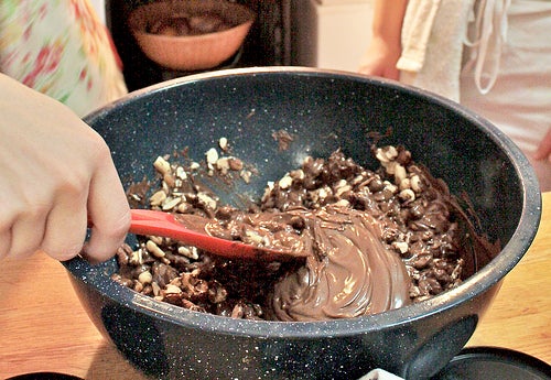 步骤2：混合坚果与巧克力