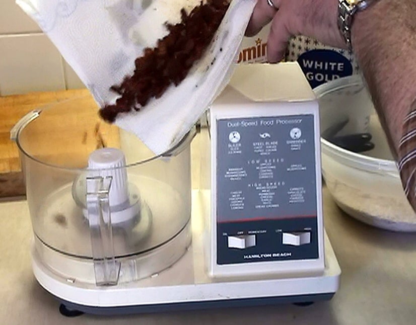 混合培根碎与干料