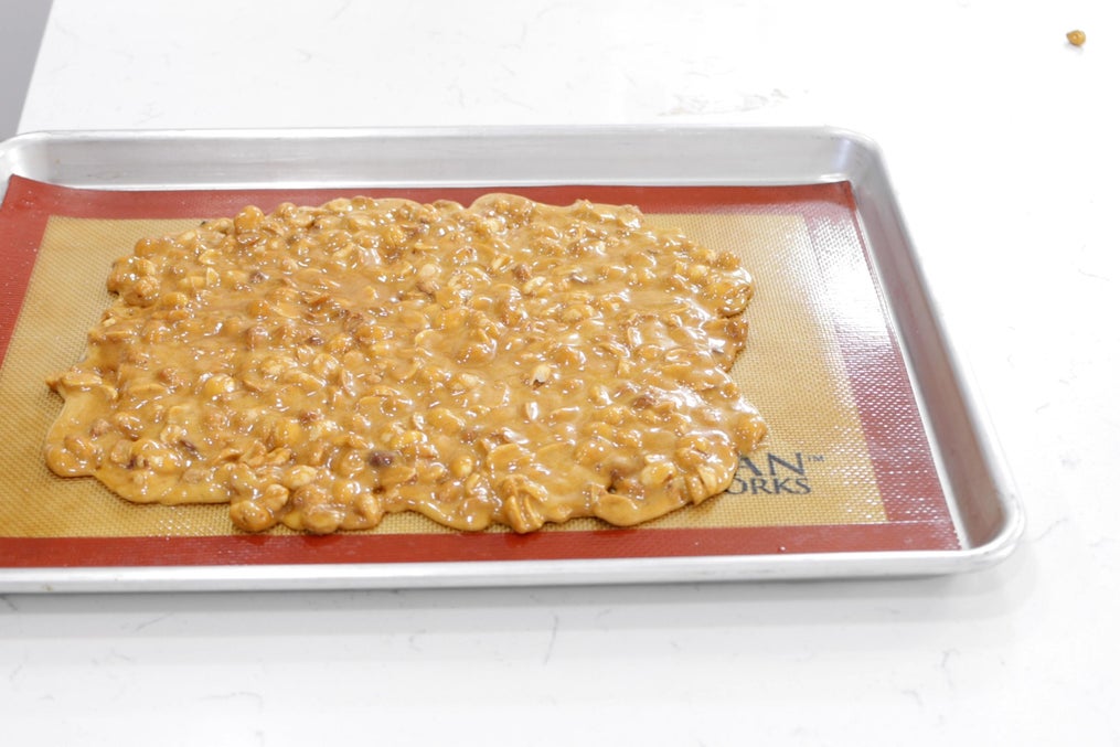 冷却后掰碎享用