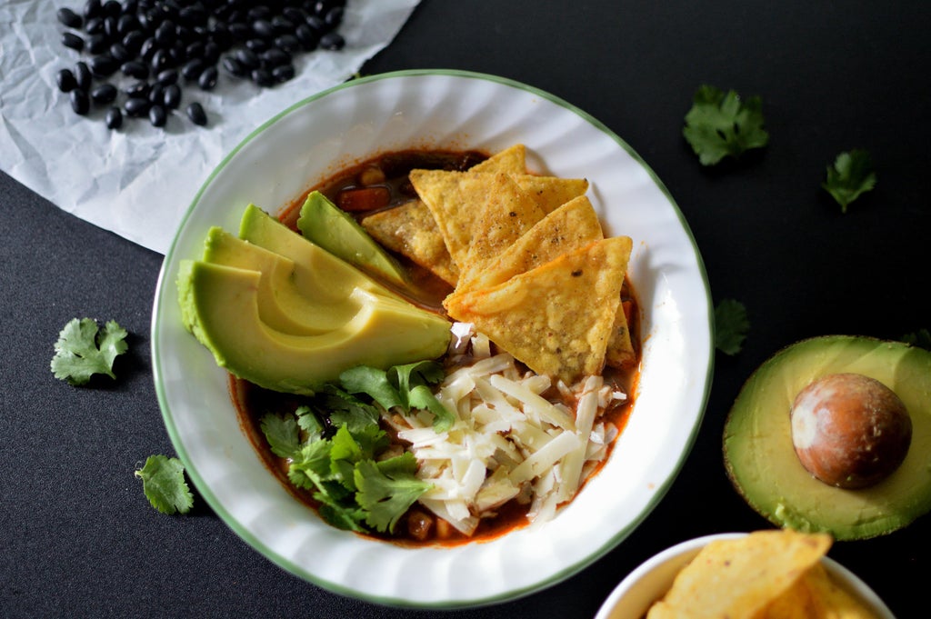 纯素墨西哥辣椒黑豆玉米饼汤