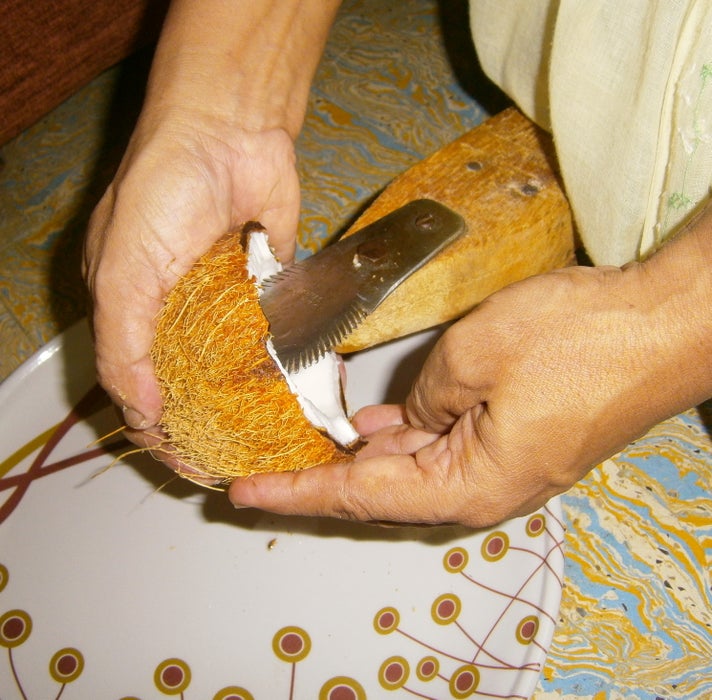 刨取椰肉