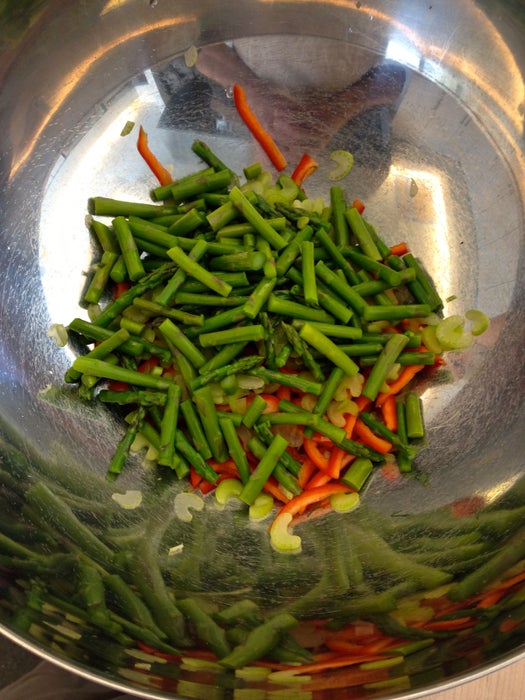 焯烫所有需要处理的食材