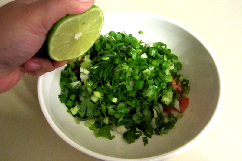 加入青柠汁和科尔斯劳混合菜后搅拌！