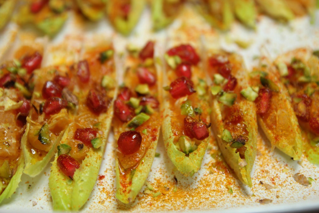 比利时菊苣船配红宝石突尼斯风味水果沙拉