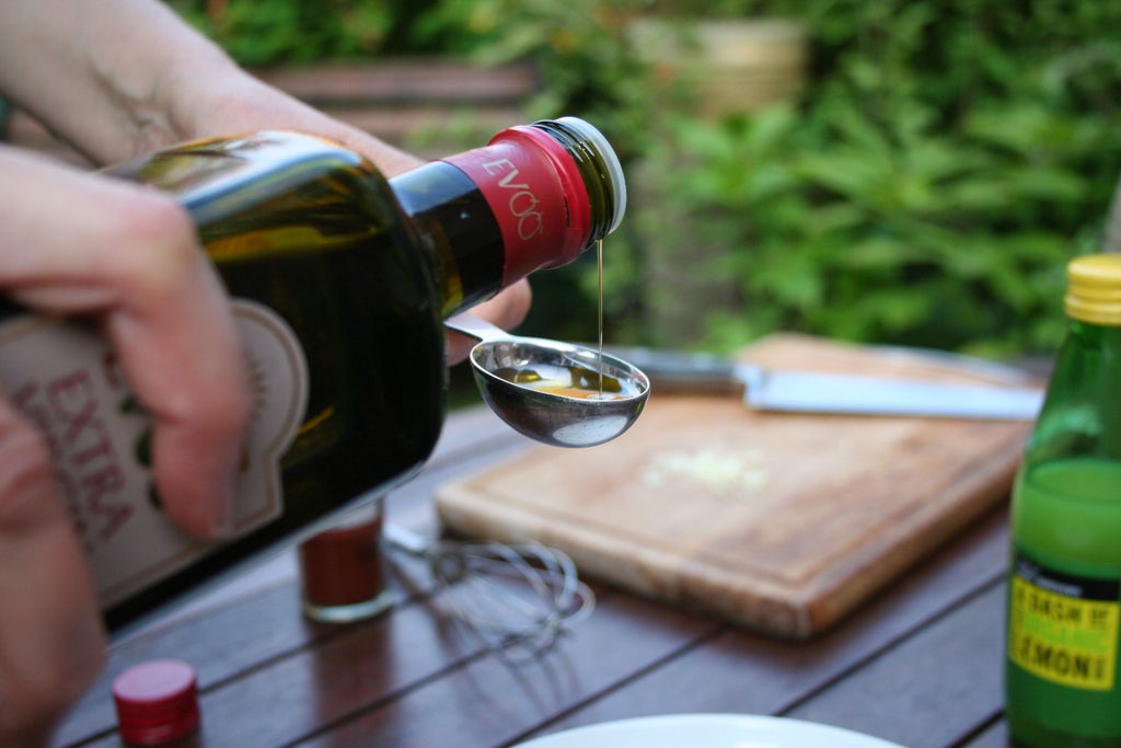 制作酱料 - 量油