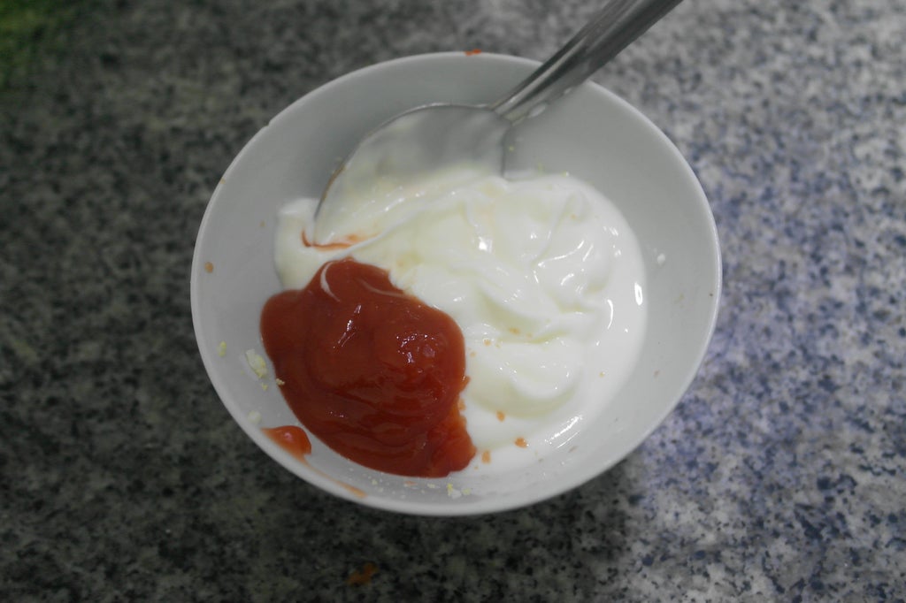 调制酱汁：在碗中混合酸奶、蛋黄酱和番茄酱，撒盐、黑胡椒、糖及辣酱