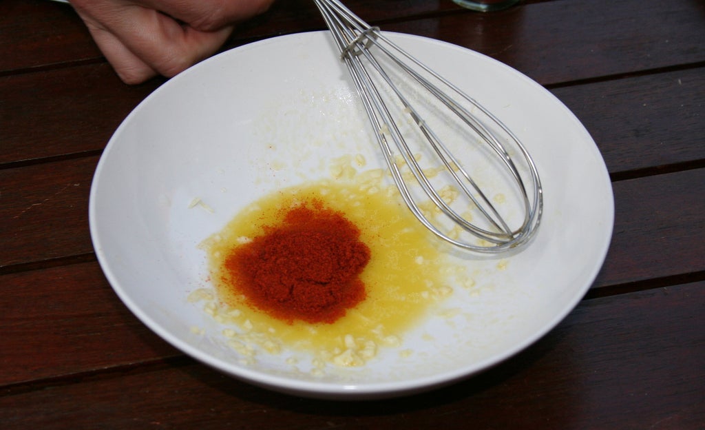 制作酱料 - 加入甜椒粉