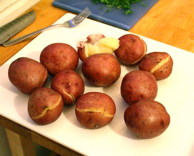 烹饪土豆和培根