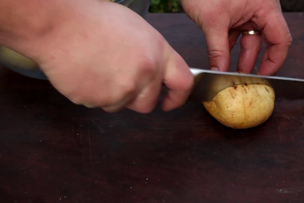 第二步：给烤好的土豆切口帮助散热