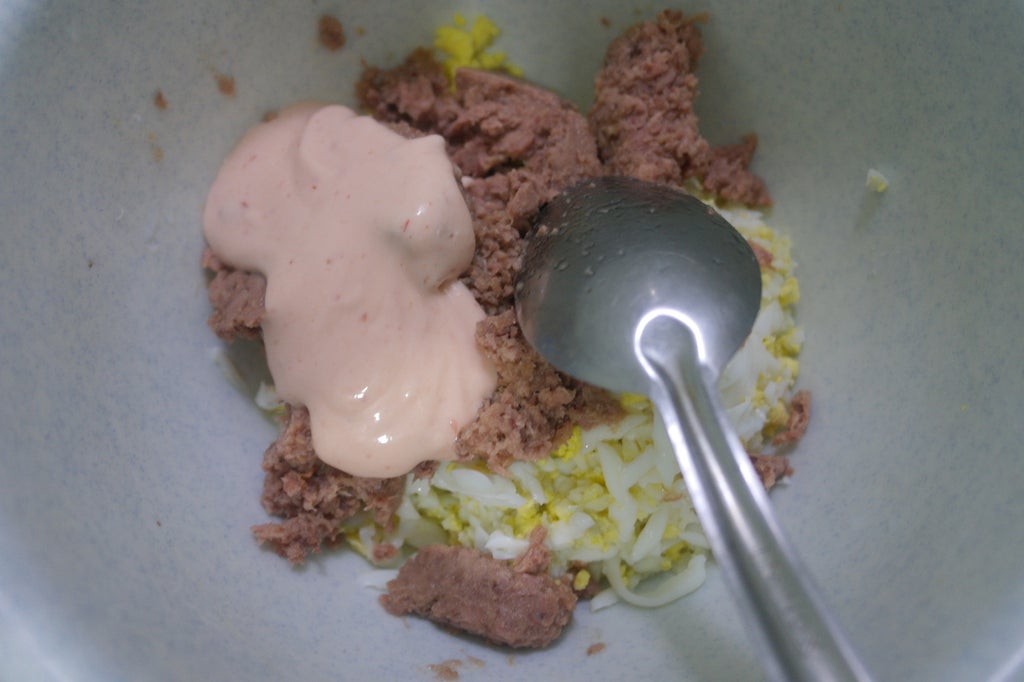 制作馅料：在碗中混合金枪鱼、磨碎鸡蛋和2汤匙酱汁