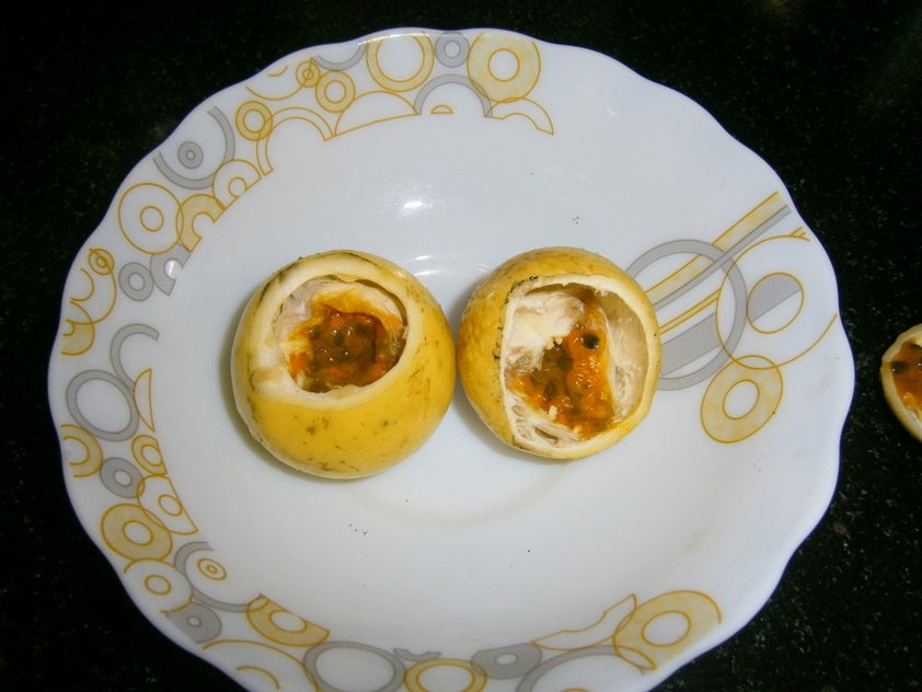 百香果醋（自制）- 挖取果肉