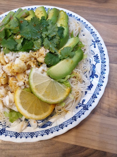 鲜美蟹肉牛油果沙拉配绿茶面与酱油调味汁