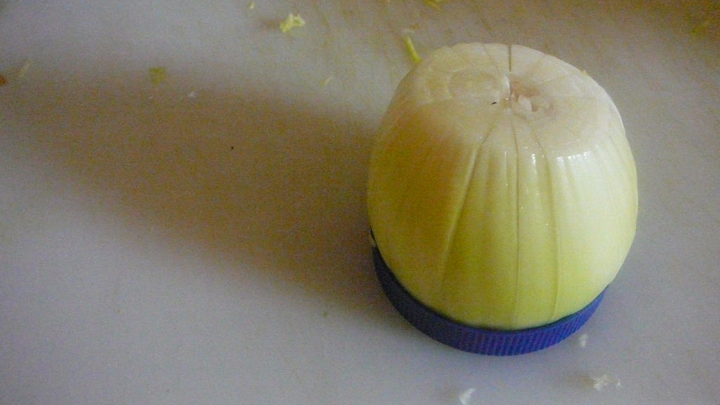 将洋葱放入塑料盖